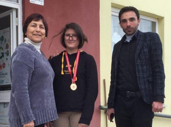 Öğrencimiz Yeliz Sema YARİN, Küçük Kız Fırlatma Topu Baranşında Sakarya Şampiyonu Oldu.